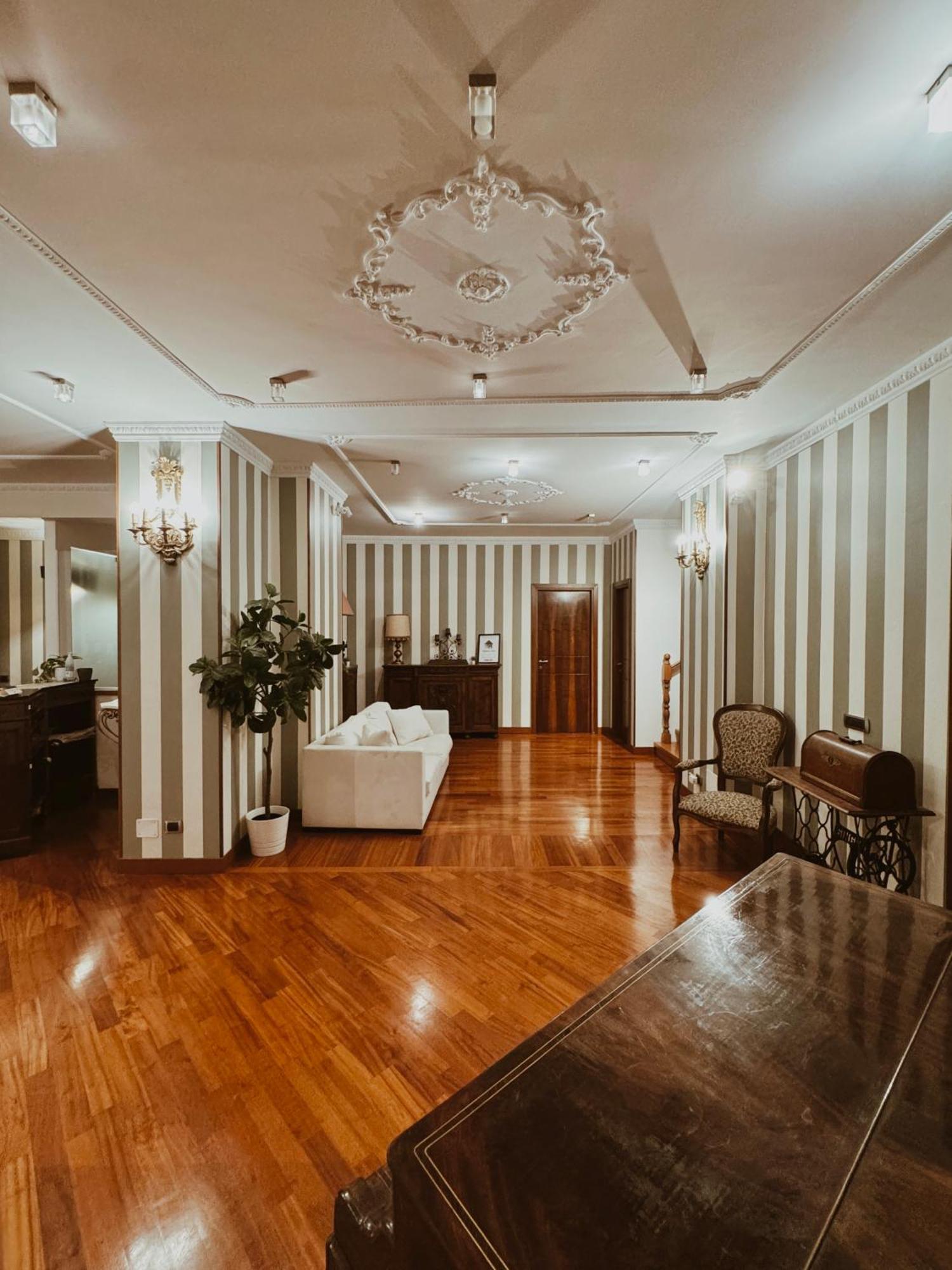 Residenza Tritone Luxury Guest House Trevi Fountain Rome Exterior photo